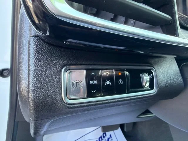 Used 2024 White Frost Tricoat Buick Preferred image 29