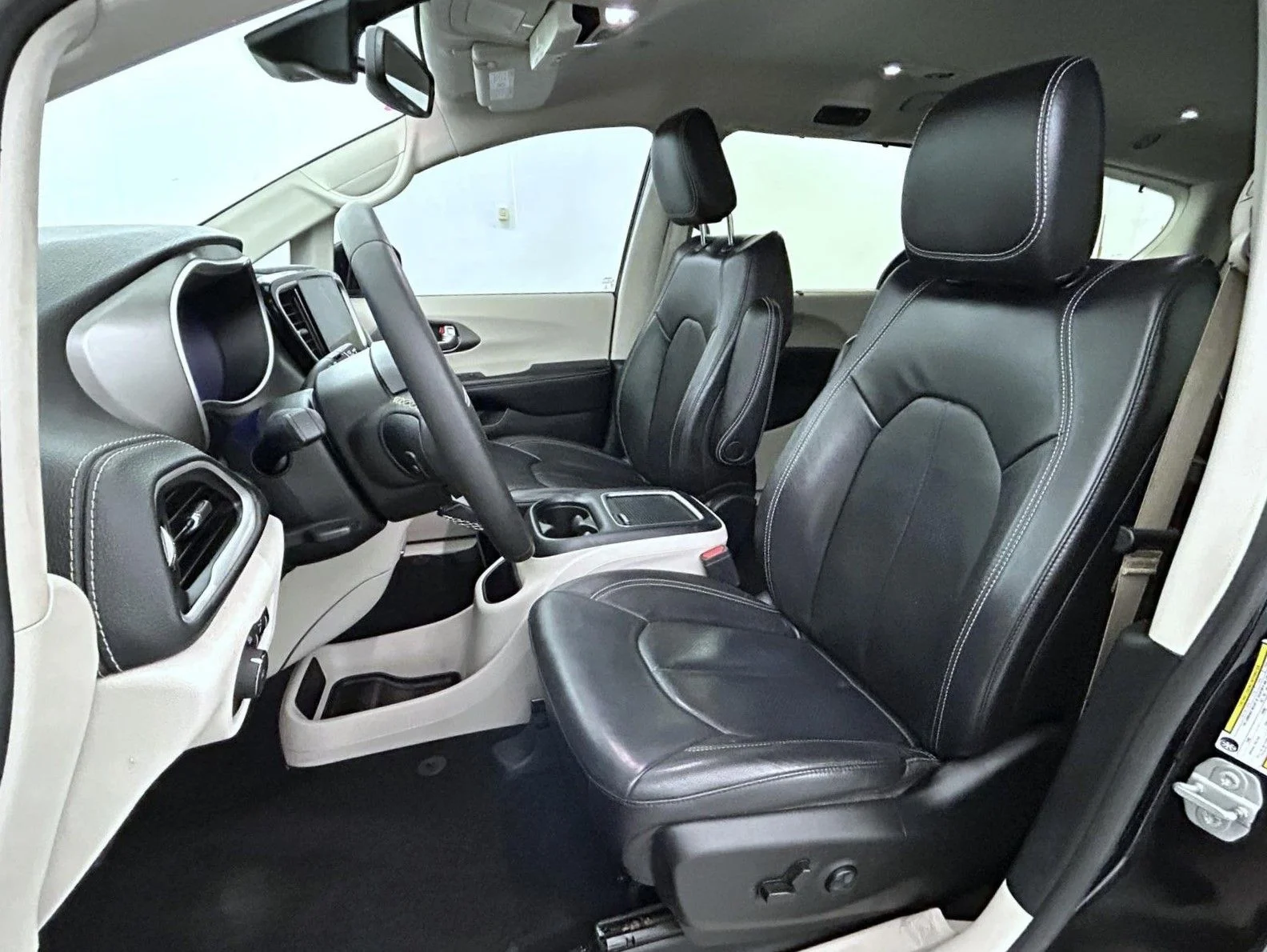 Used 2022 Black Chrysler Touring L image 10