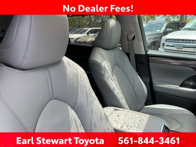 Used 2024  Toyota Limited image 30
