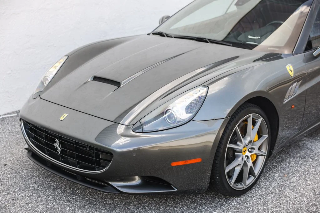 Used 2010 Silver Ferrari Base image 22