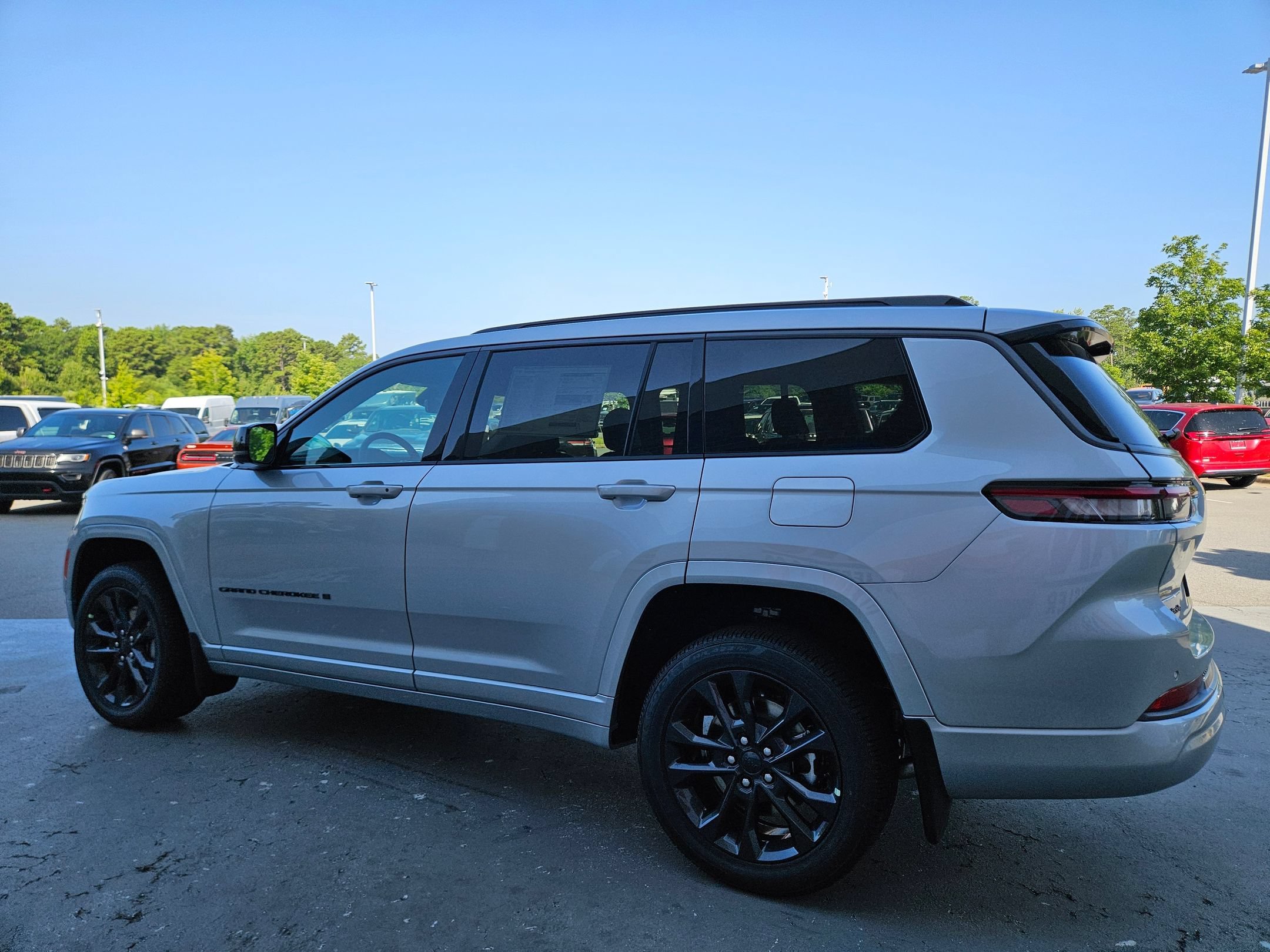 New 2026 Silver Zynith Exterior Paint Jeep Limited Reserve image 5