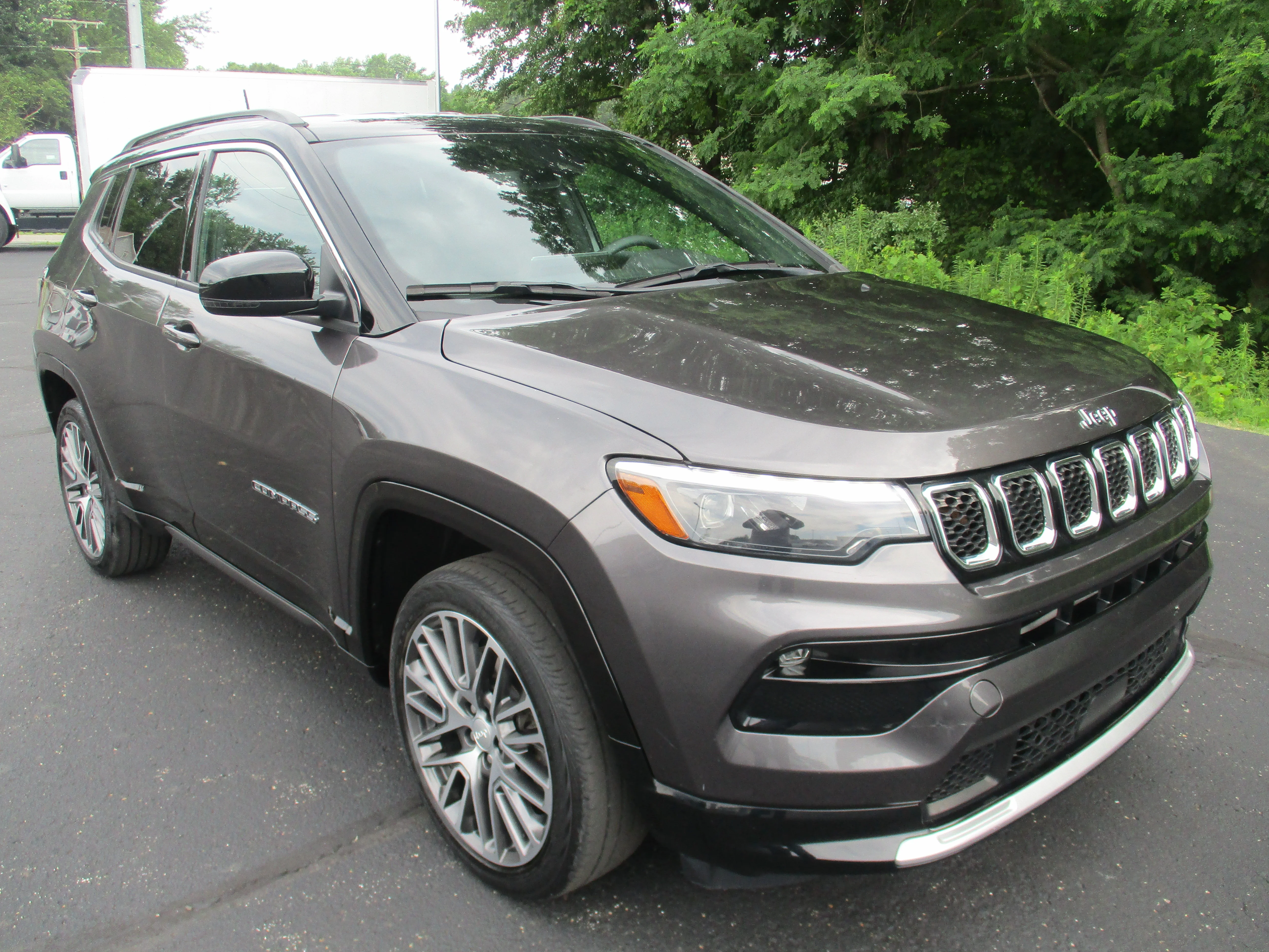 Used 2023 Granite Crystal Metallic Clearcoat Jeep Limited image 3