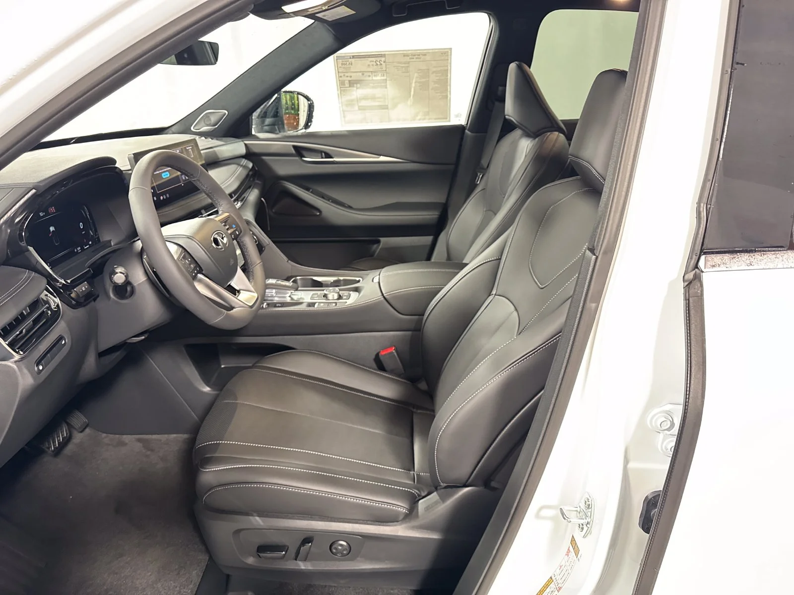 New 2027 RADIANT WHITE INFINITI Luxe AWD image 3