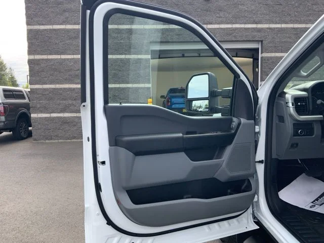 2025 Ford F-350 Super Duty Chassis Cab XLT - Photo 9
