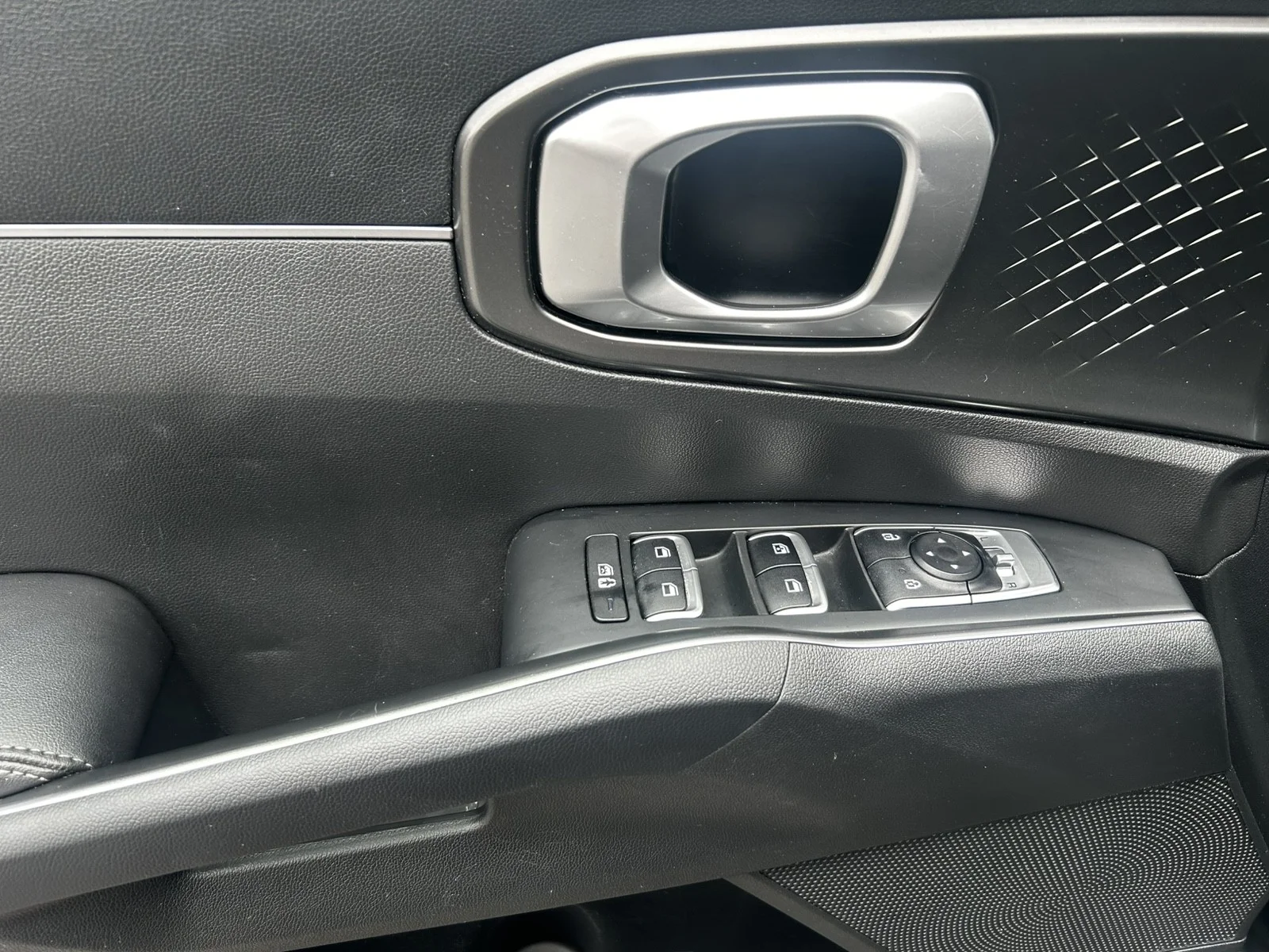 Used 2022 Black Kia S image 11