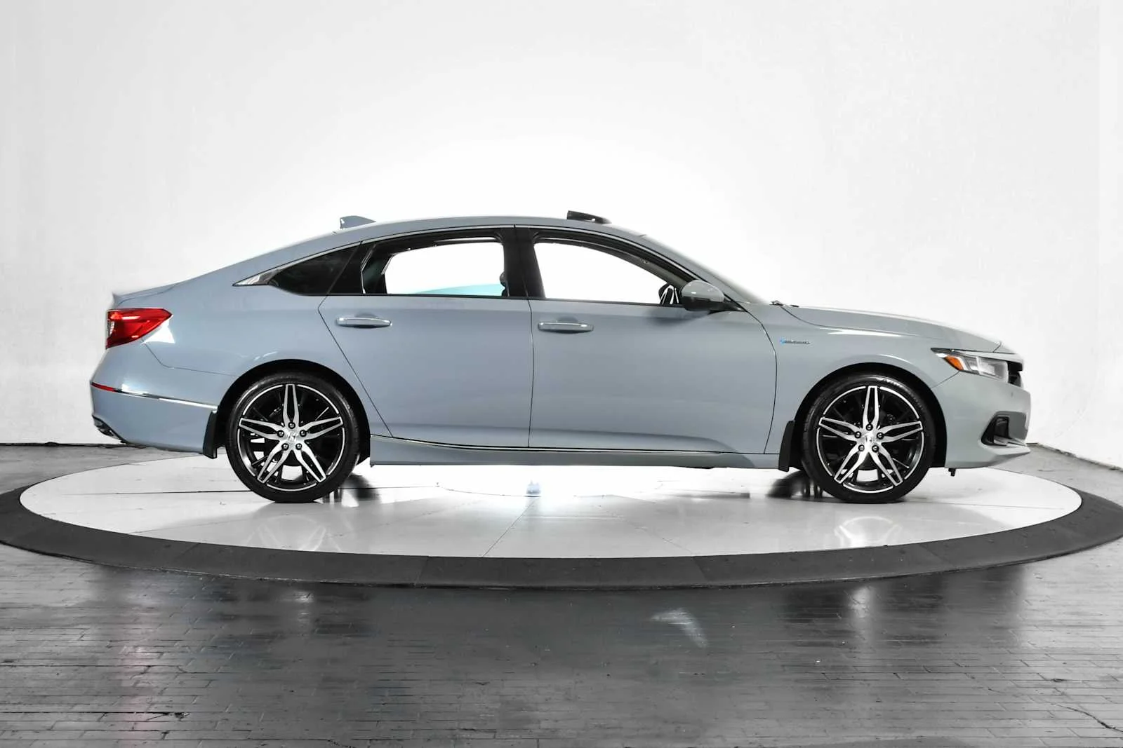 Used 2022 Sonic Gray Pearl Honda Touring image 7