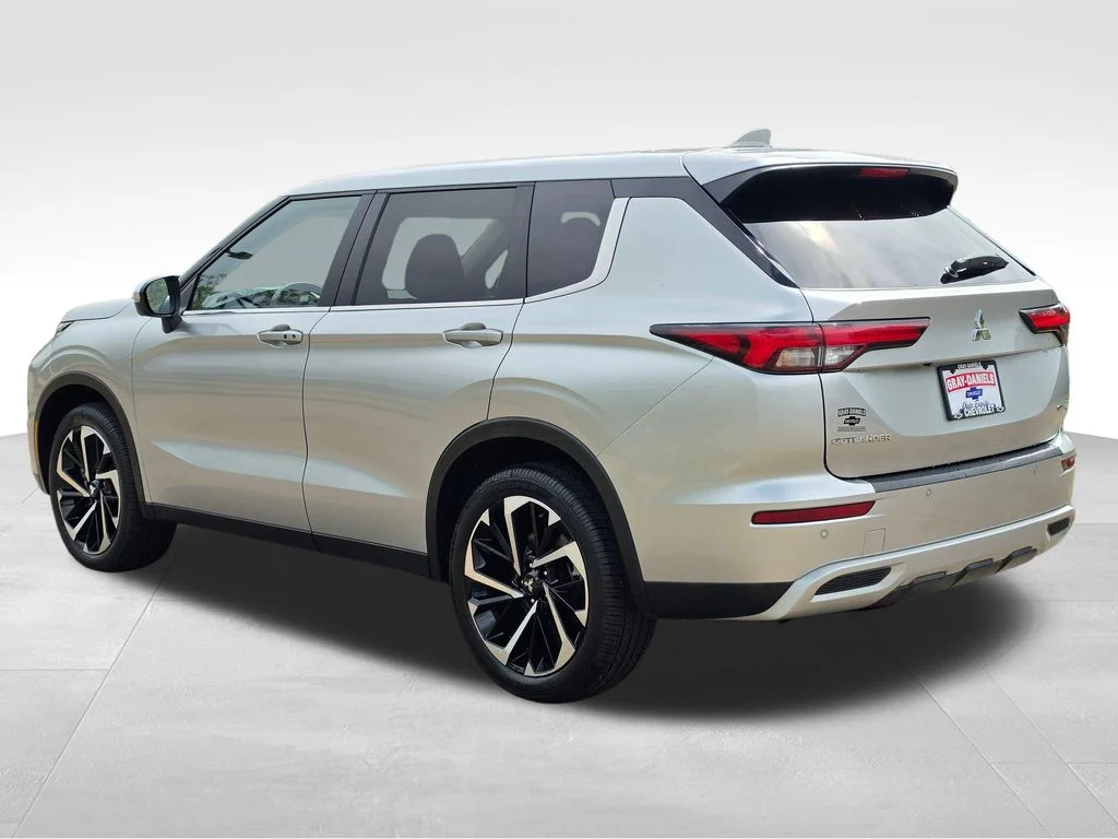 Used 2024  Mitsubishi SE image 10