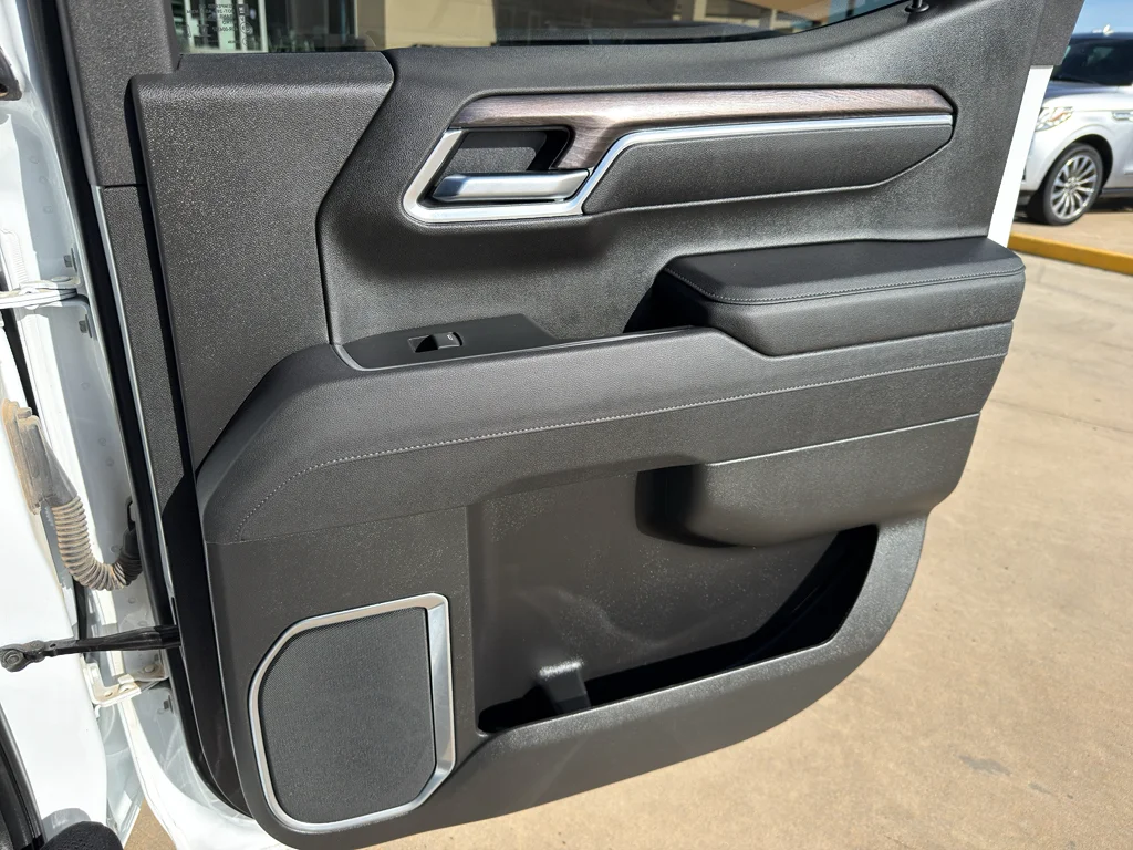 Used 2025 Summit White Chevrolet LTZ image 28