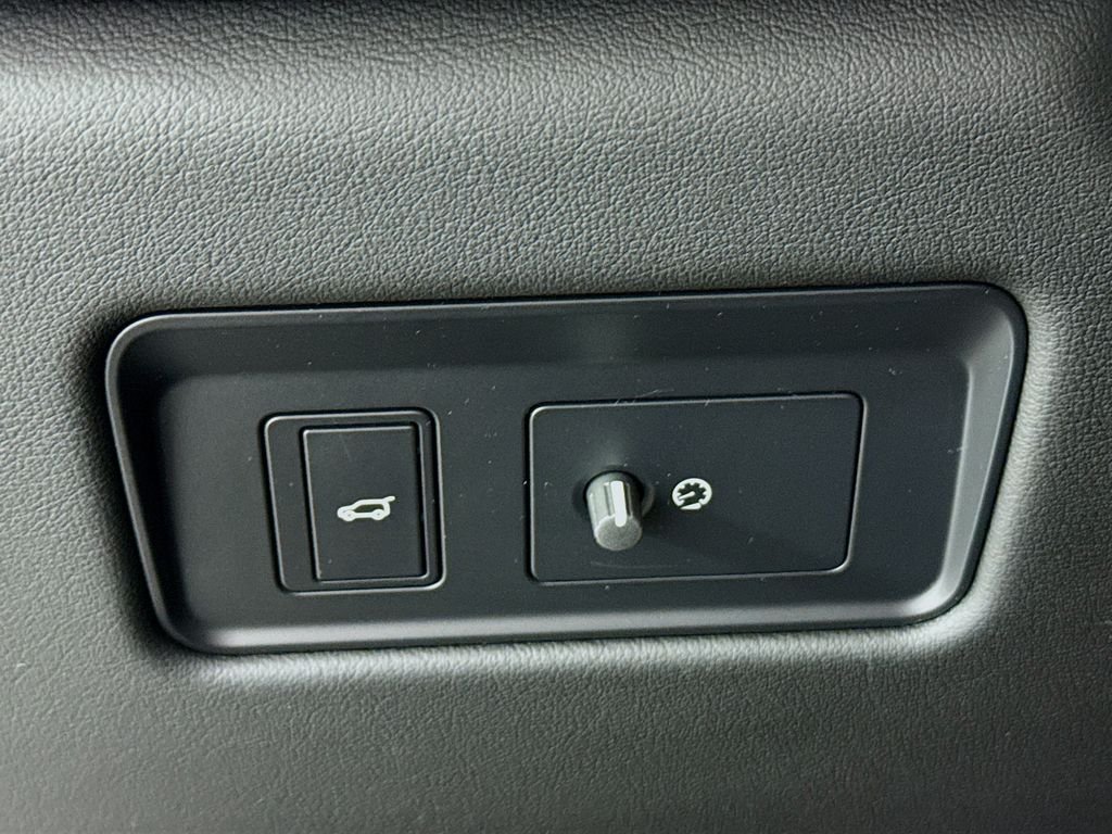 Certified Used 2021  Jaguar SVR image 11