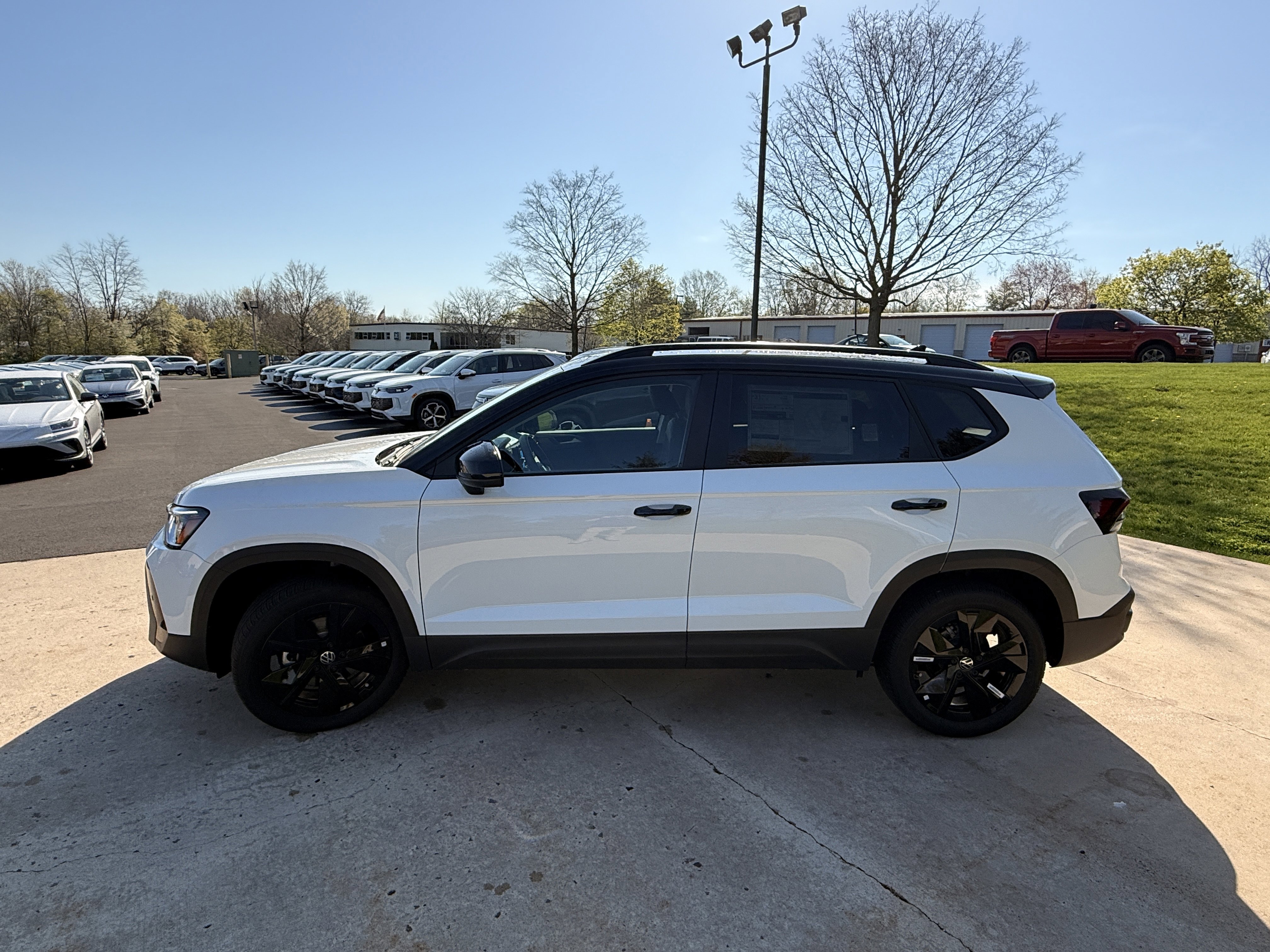New 2026 Pure White w/Deep Black Roof Volkswagen SE Black image 10