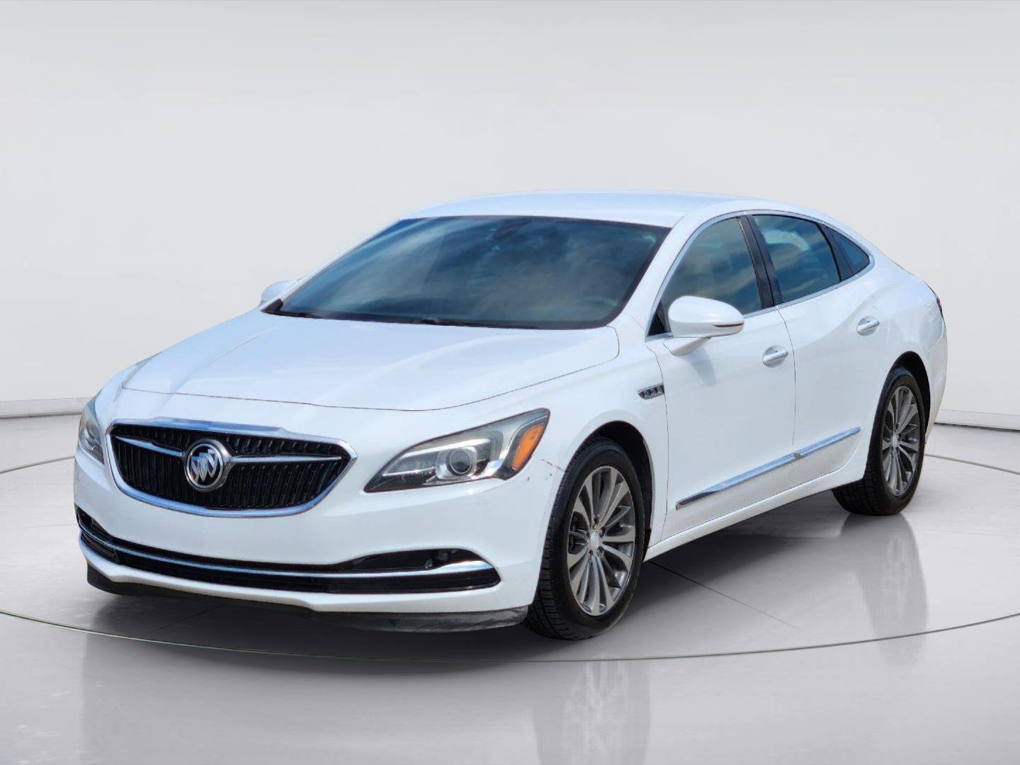 Used 2018 Summit White Buick Essence image 3