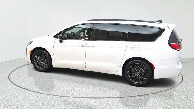 New 2027 Bright White Clear-Coat Paint Chrysler Limited image 7