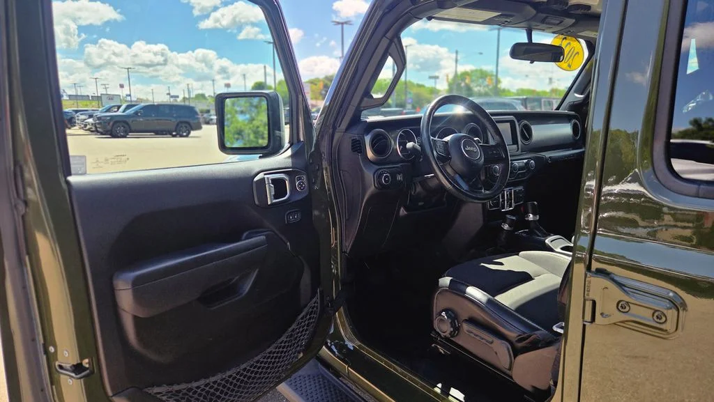 Used 2023 Green Jeep Sport S image 10