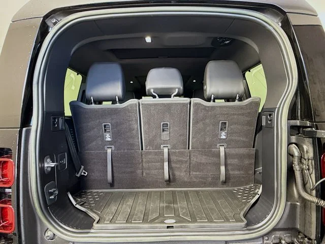 Used 2023 Black Land Rover X-Dynamic SE image 28