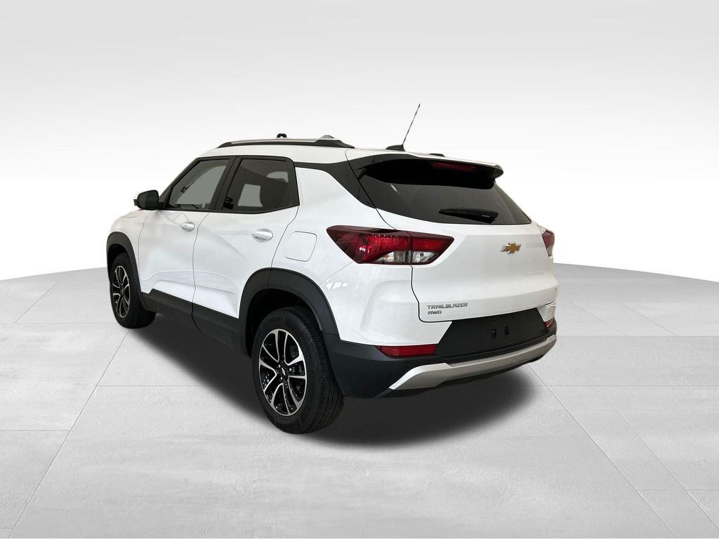 Used 2025 White Chevrolet LT image 3