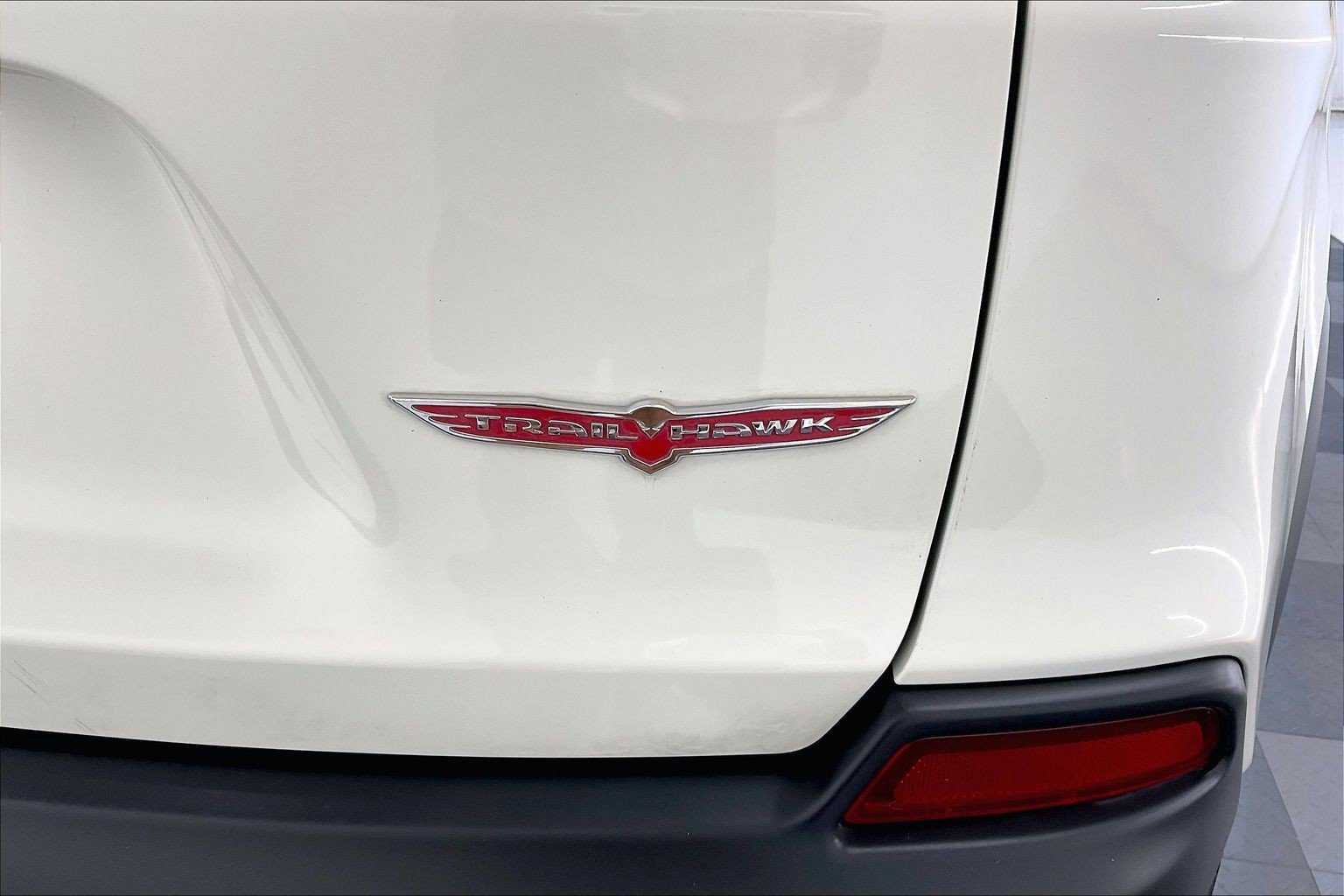 Used 2019 Pearl White Pearlcoat Jeep Trailhawk image 7