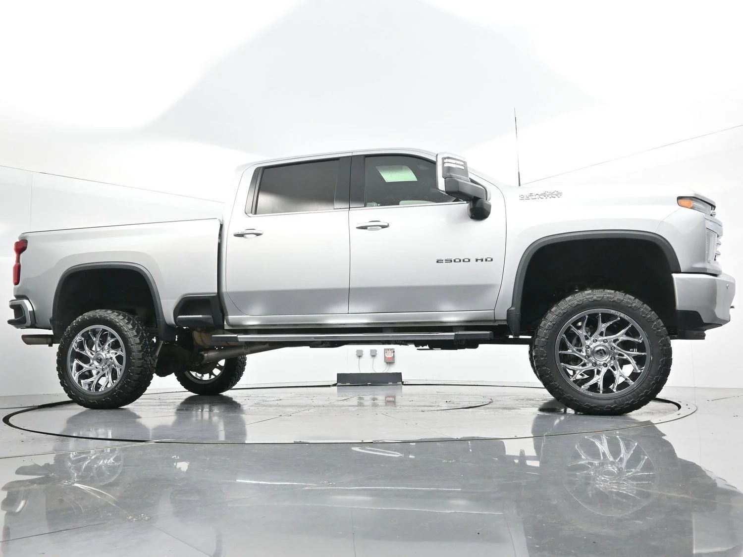 Used 2020 Silver Ice Metallic Chevrolet High Country image 46