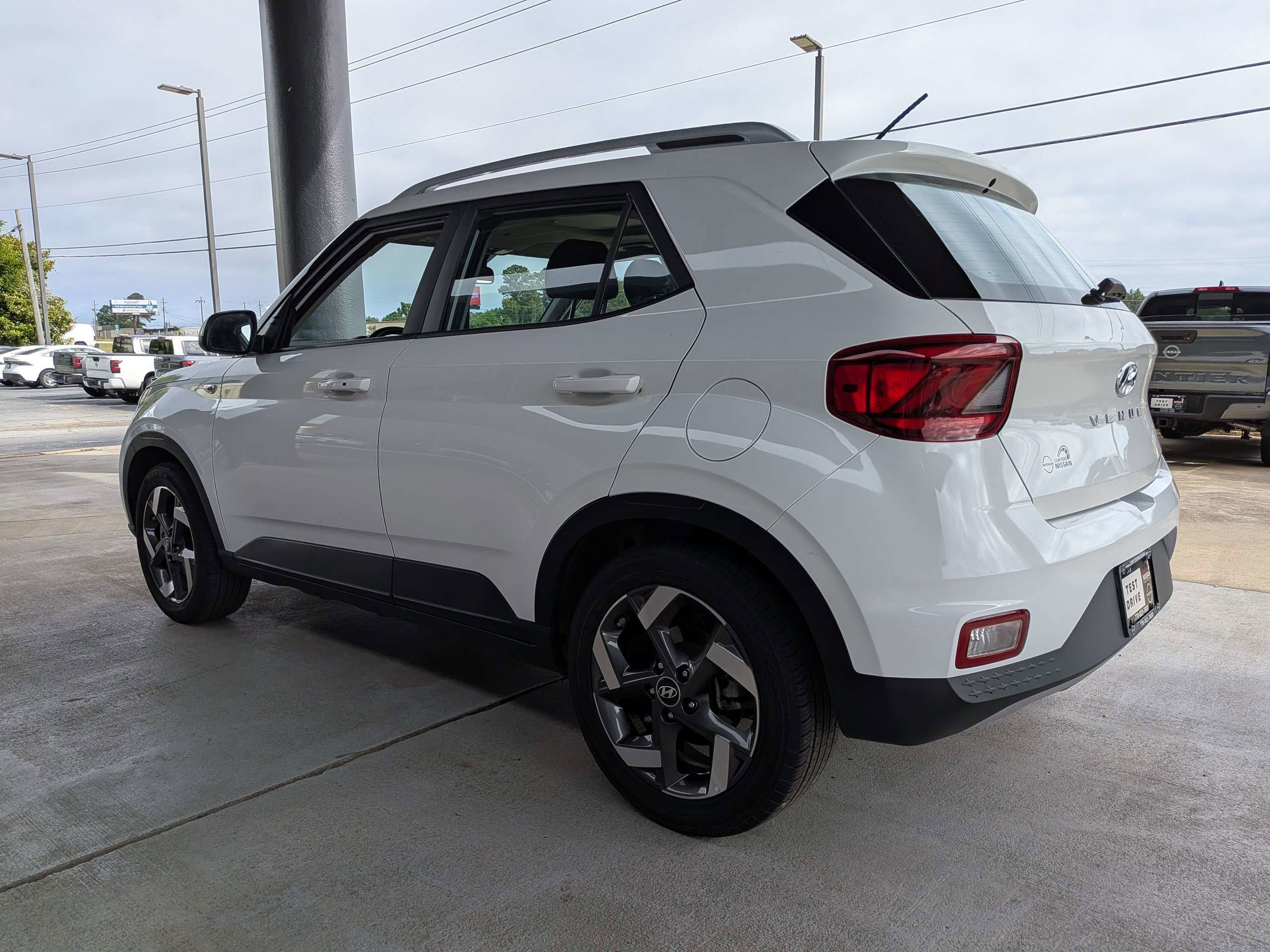 Used 2025 White Hyundai SEL image 5