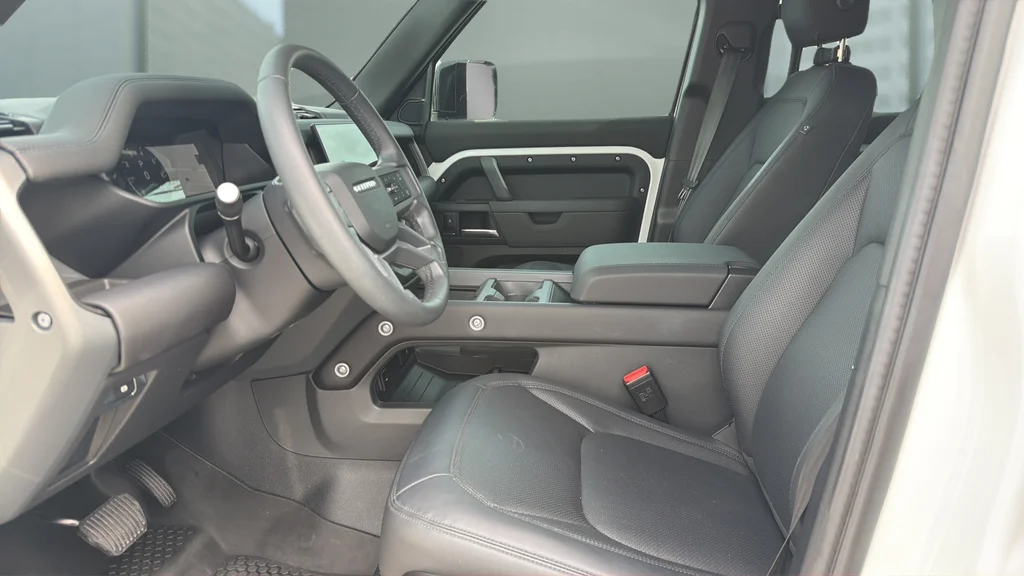 Used 2025 White Land Rover S image 17