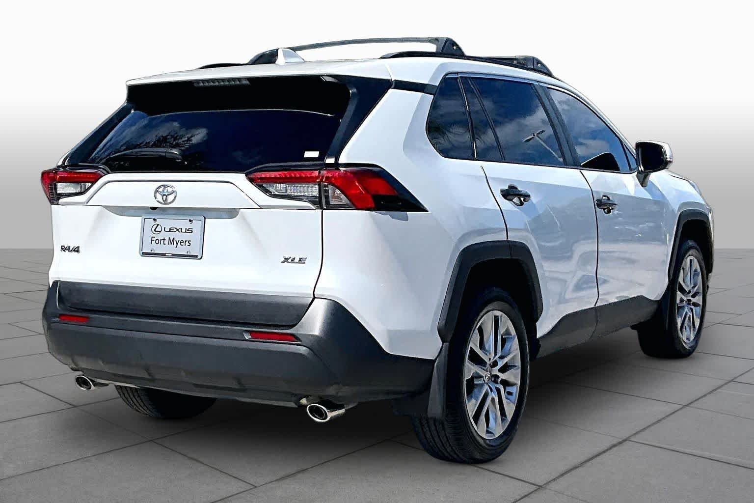 Used 2025 Wind Chill Pearl Toyota XLE Premium image 13