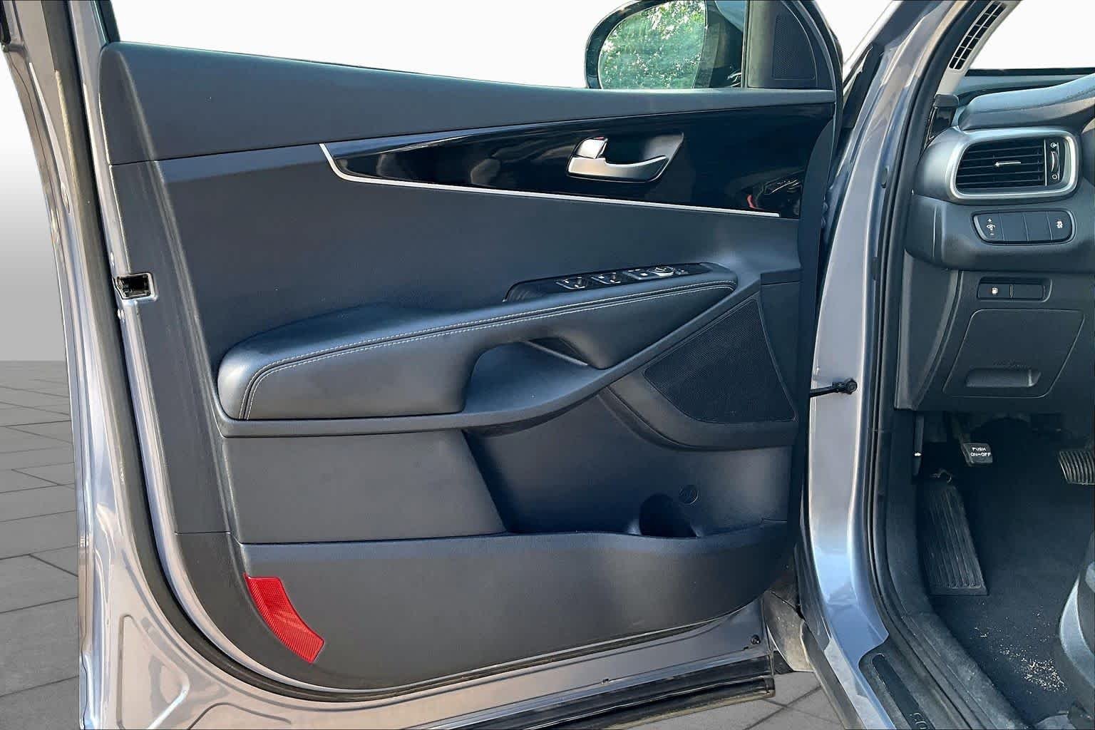 Used 2019 Everlasting Silver Kia L image 24