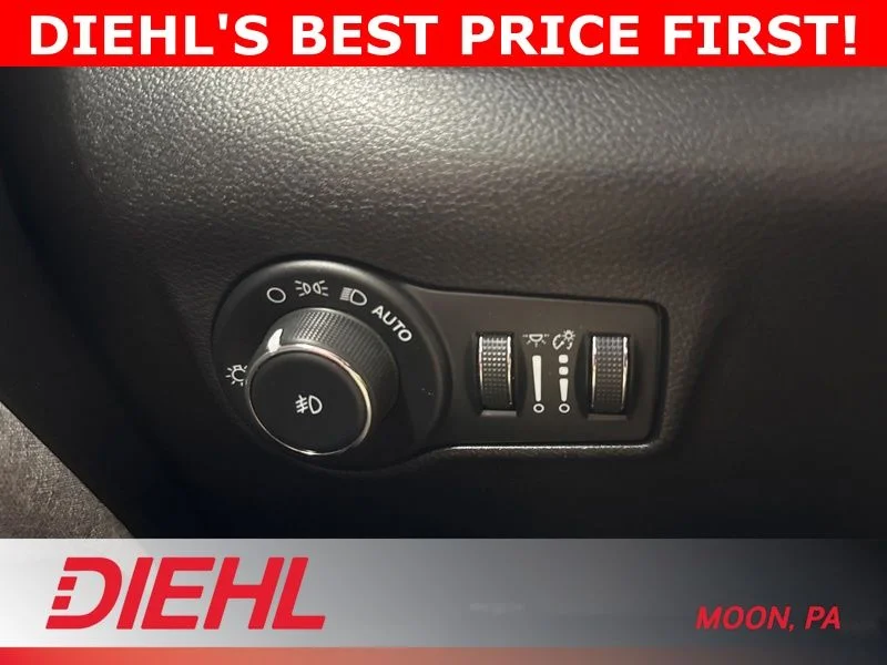 Used 2022 White Jeep Latitude image 22