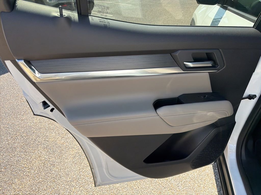 Used 2025 White GMC Elevation image 16
