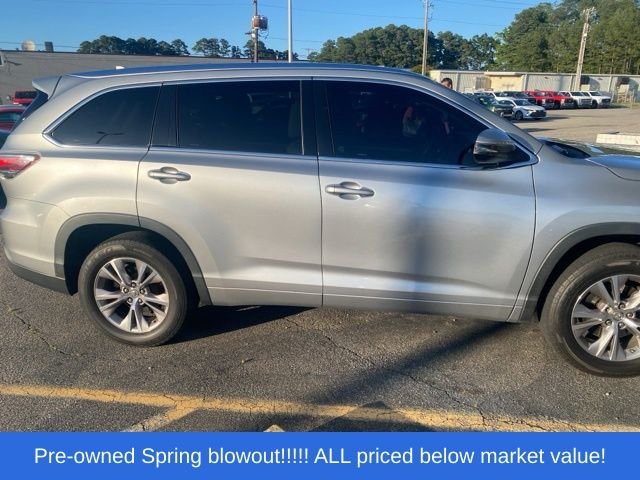 Used 2015 Silver Toyota XLE V6 image 9