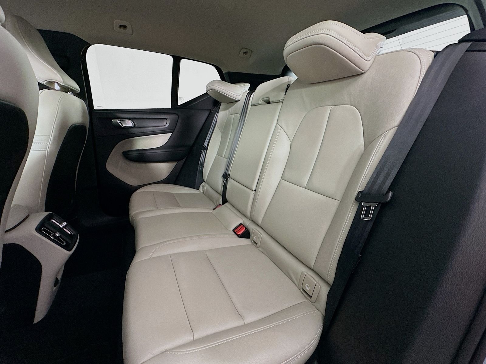 Used 2019 Amazon Blue Volvo Momentum image 23