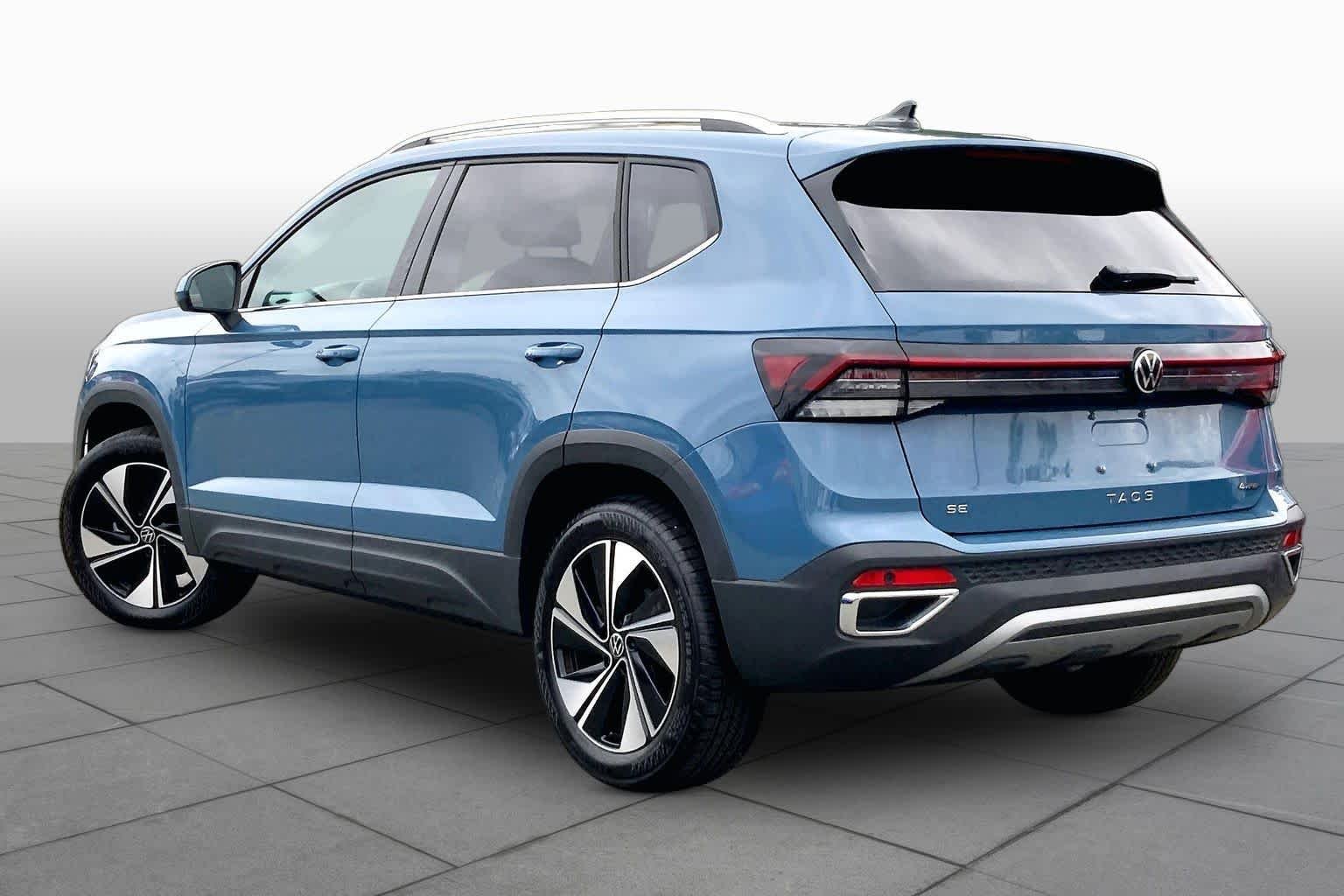 Used 2025 Monterey Blue Pearl Volkswagen SE image 12