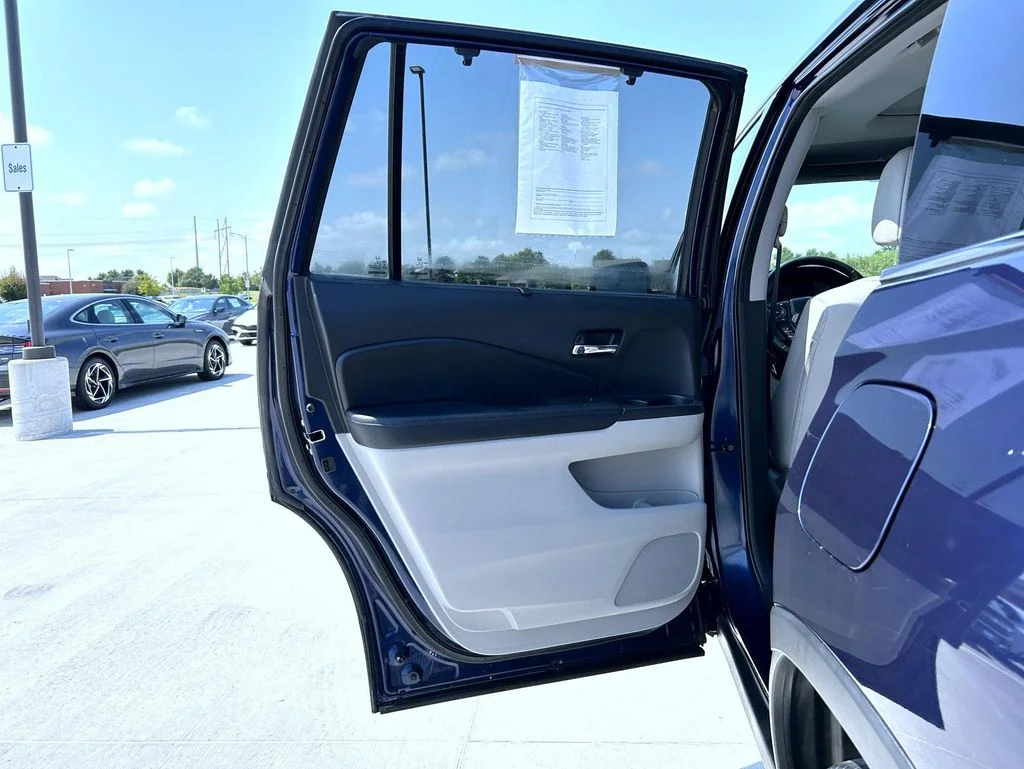 Used 2018 Blue Honda EX-L image 23