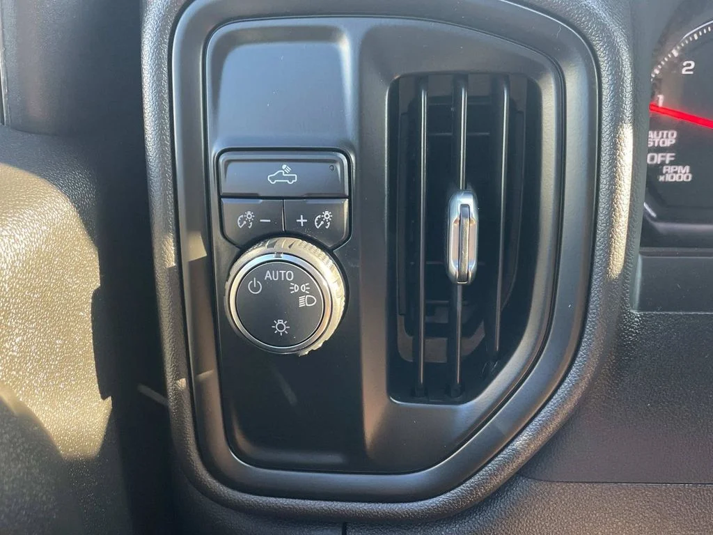 Used 2022 White Chevrolet Custom image 25
