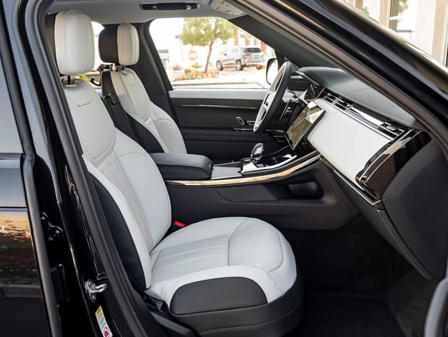 New 2026 Santorini Black Land Rover Dynamic SE image 30