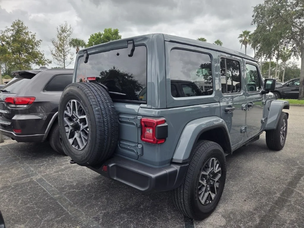 Used 2026 Anvil Clearcoat Jeep Sahara image 5