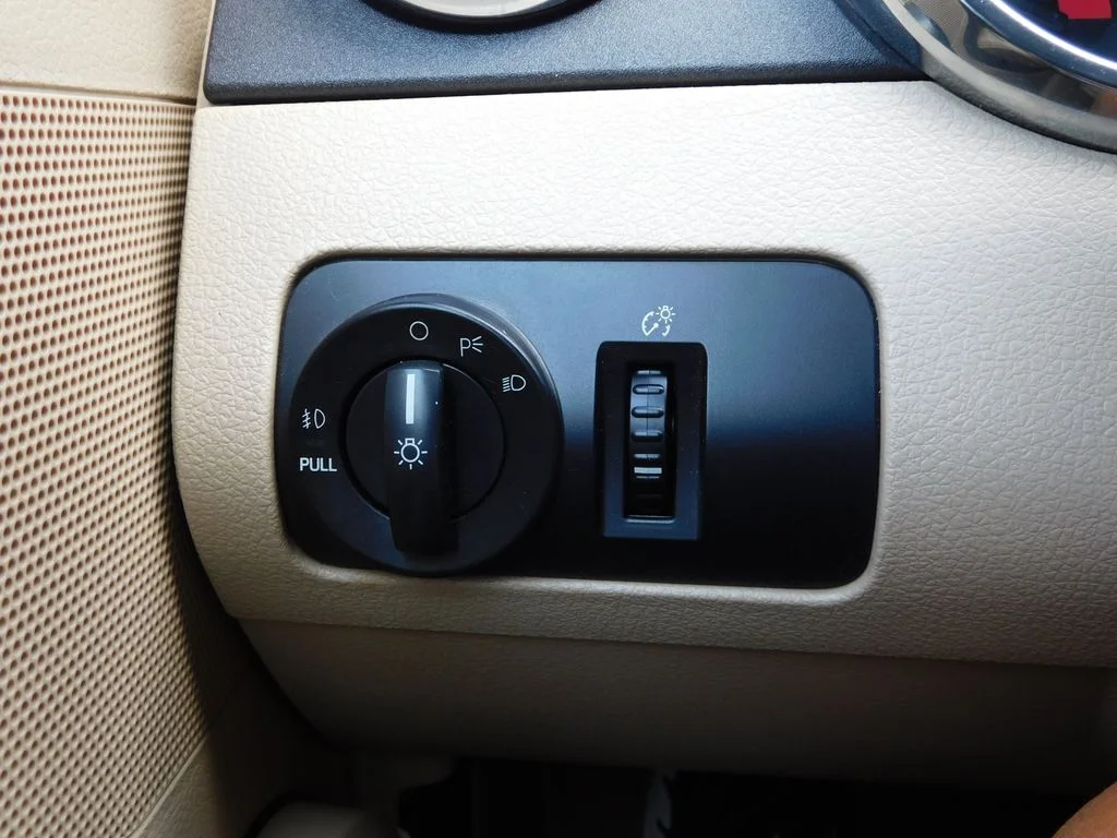 Used 2008 Black Ford V6 Premium image 22