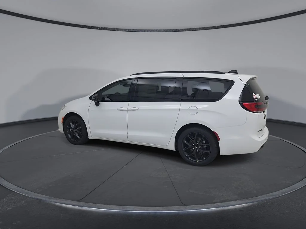 New 2026 Bright White Clear-Coat Exterior Paint Chrysler Limited image 10