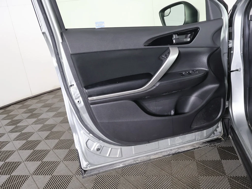 Used 2024 Silver Mitsubishi ES image 19