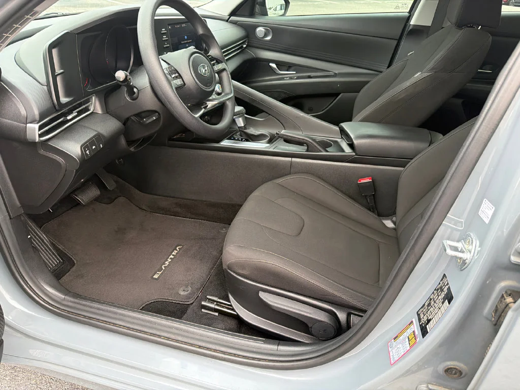 Used 2023 Gray Hyundai SEL image 9
