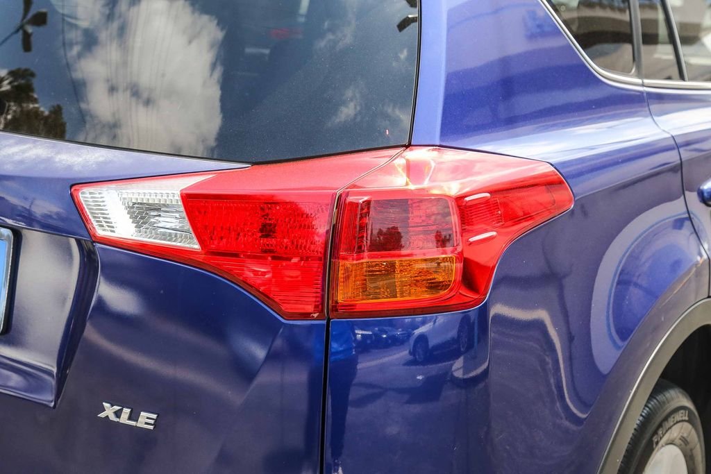 Used 2014 Blue Toyota XLE image 7