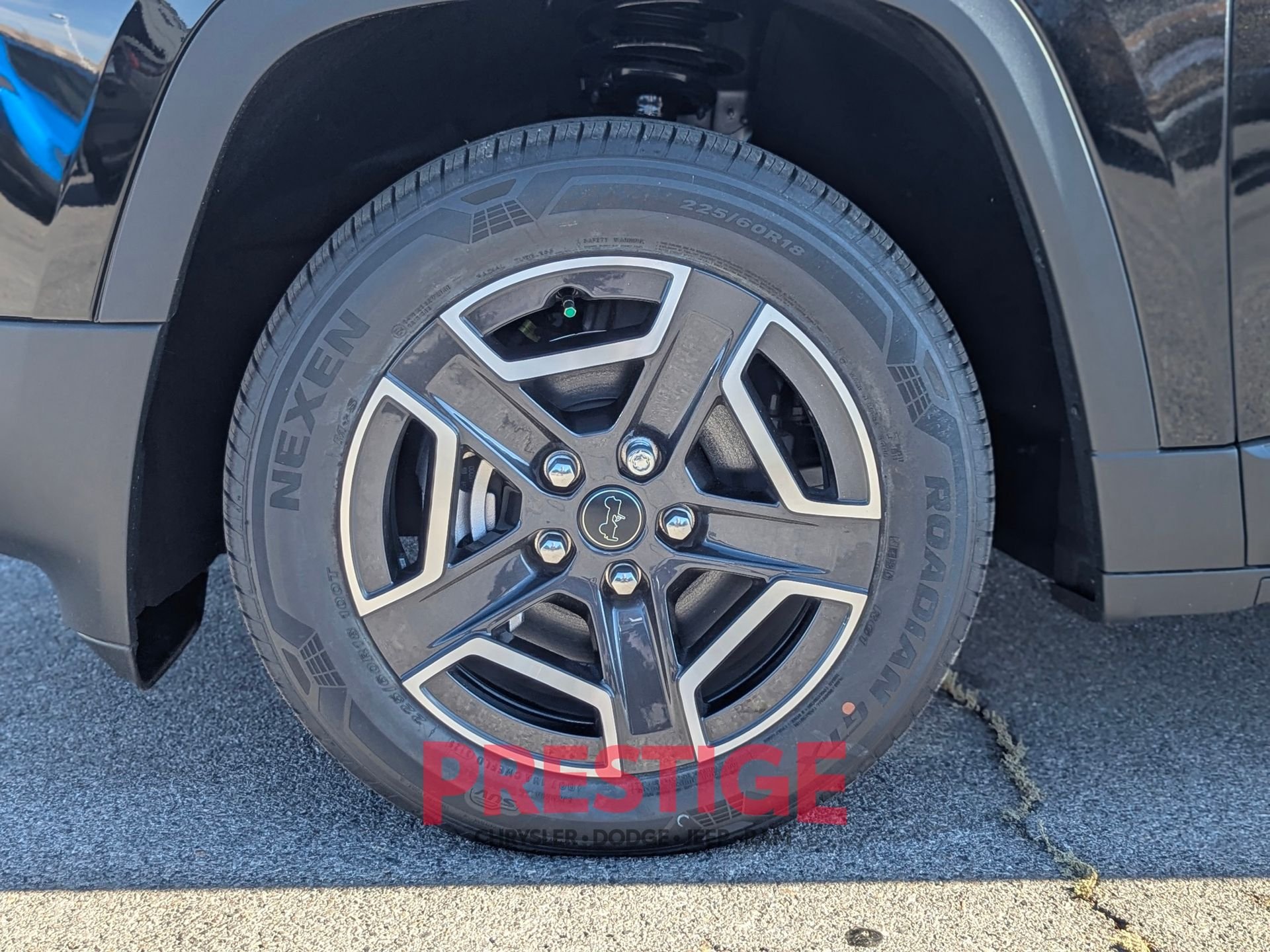 New 2026 Diamond Black Crystal Pearl-Coat Exterior Paint Jeep Limited image 10