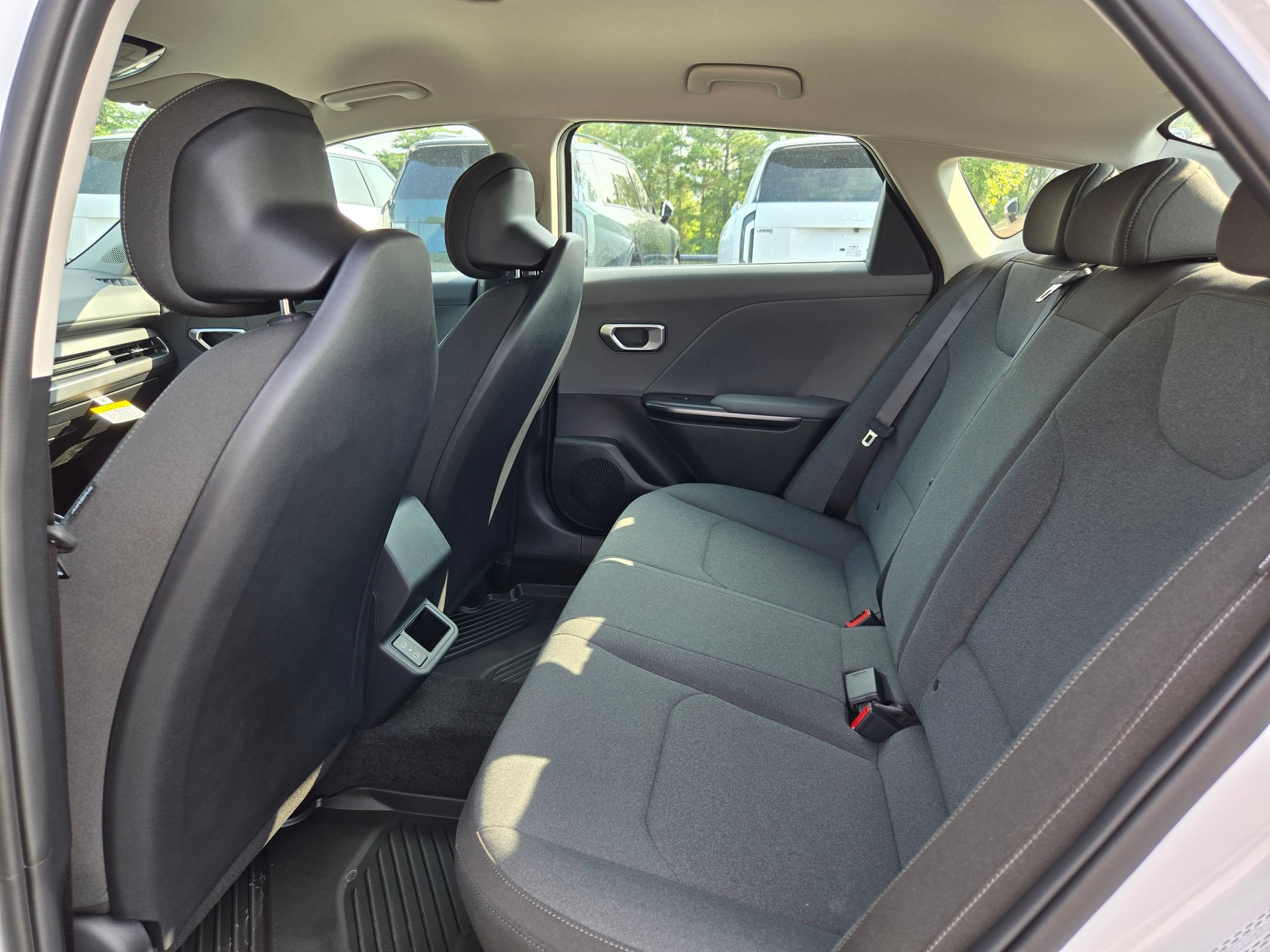 New 2026 Snow White Pearl Kia LXS image 31