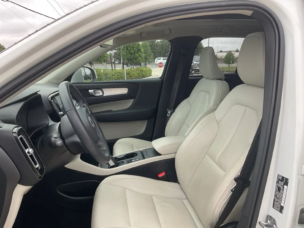 Used 2020 White Volvo Momentum image 13