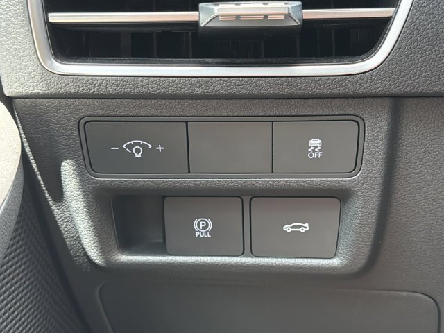 Used 2025 White Hyundai SEL image 29