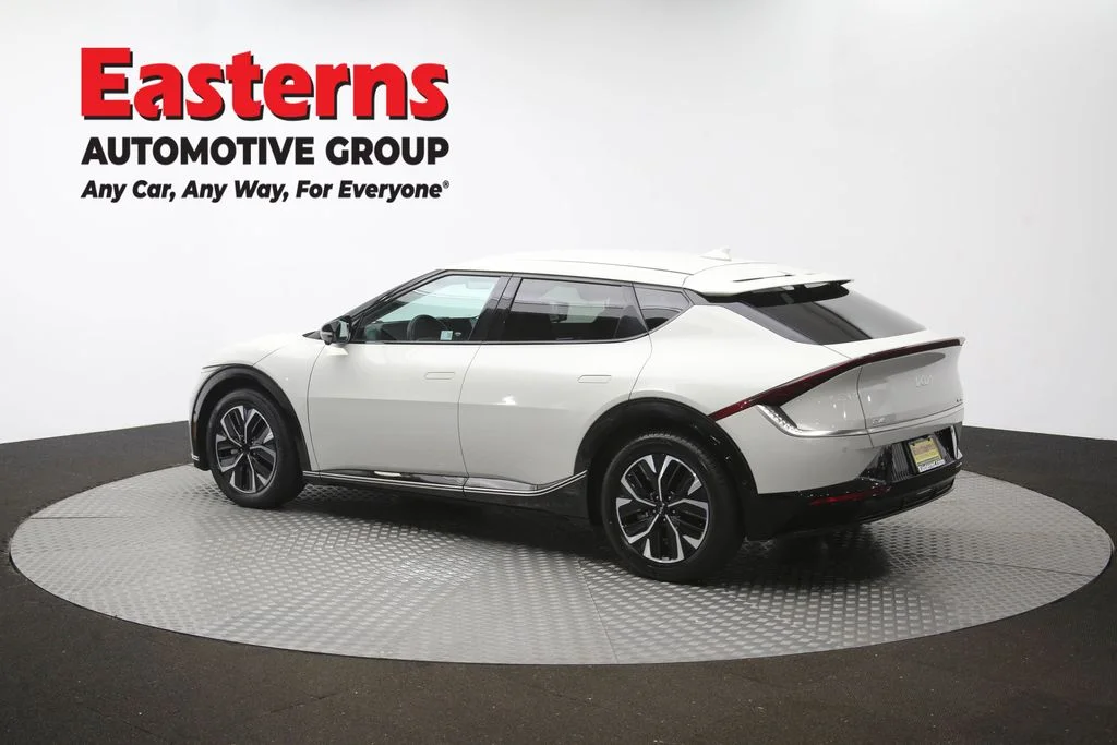 Used 2022 White Kia Wind image 61