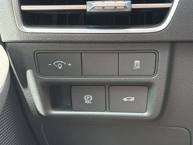 Used 2025 White Hyundai SEL image 29