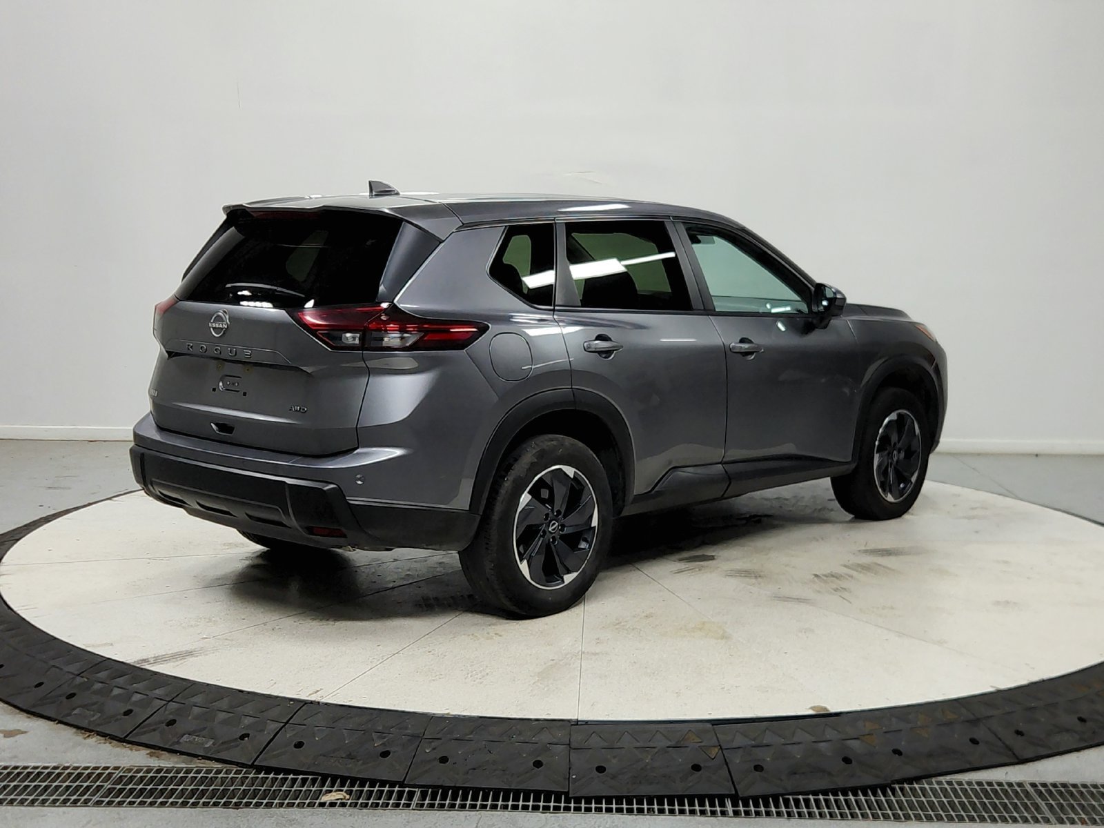 Used 2025 Gray Nissan SV image 8