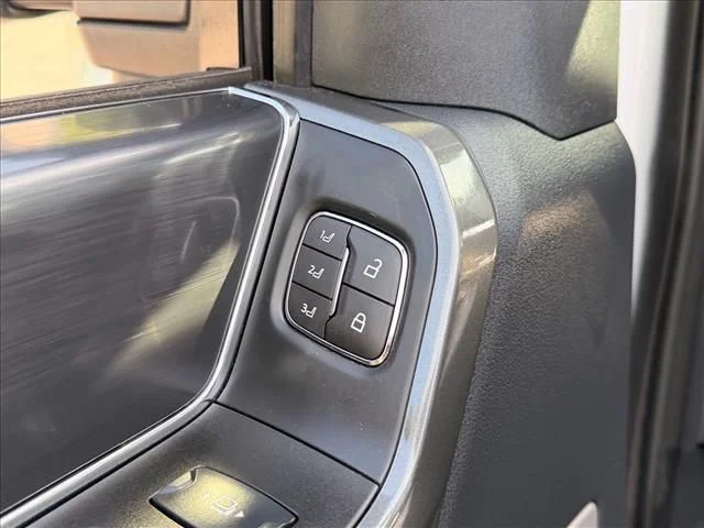 Used 2023  Ford Lariat image 16