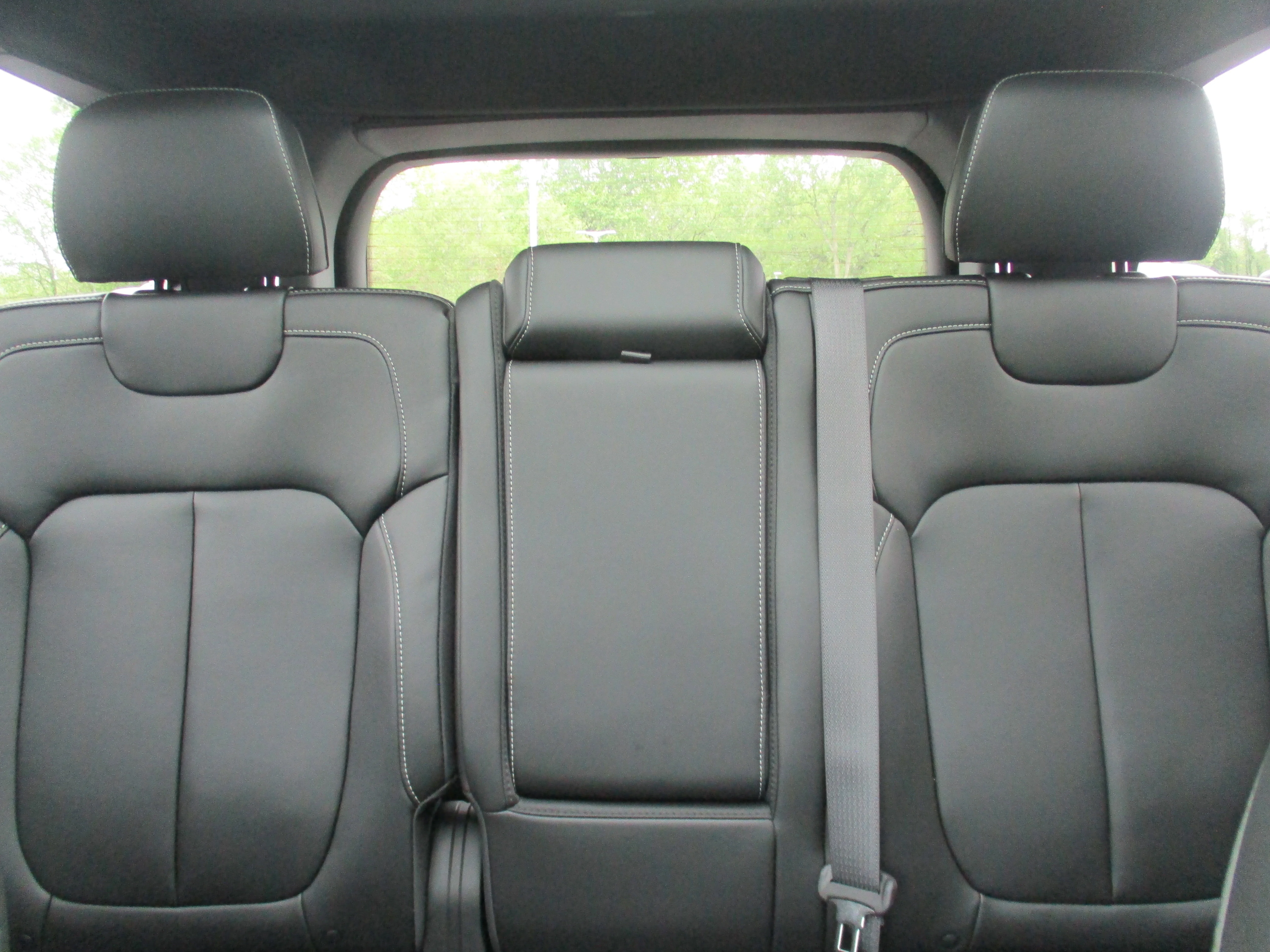 New 2026 Diamond Black Crystal Pearl-Coat Exterior Paint Jeep Limited image 28