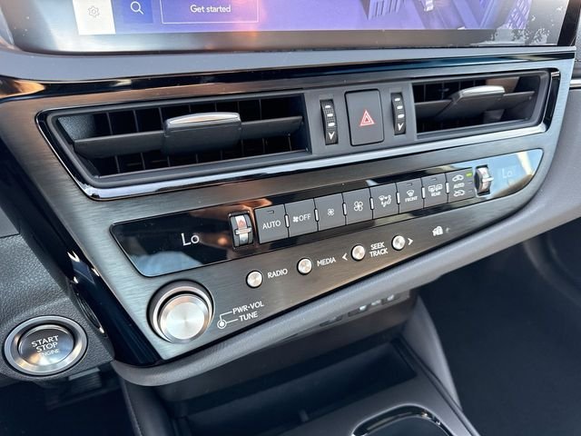 2025 Lexus ES 350 - Photo 19