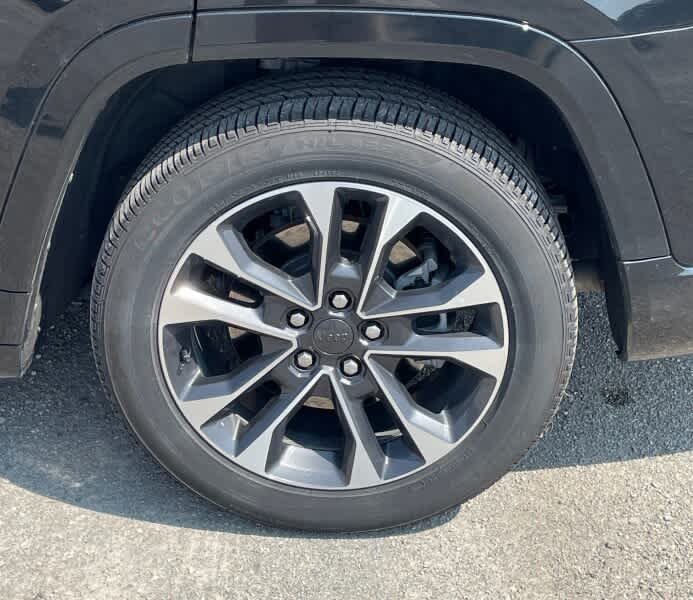 Used 2025 Diamond Black Crystal Pearlcoat Jeep Overland image 8